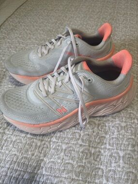 New Balance Women's Fresh Foam X More V4 Running Shoe Grey & Coral